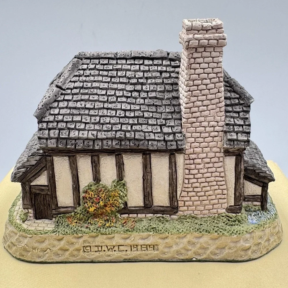 David‎ Winter Cottages The Bull and Bush December 1989, Original Box & COA